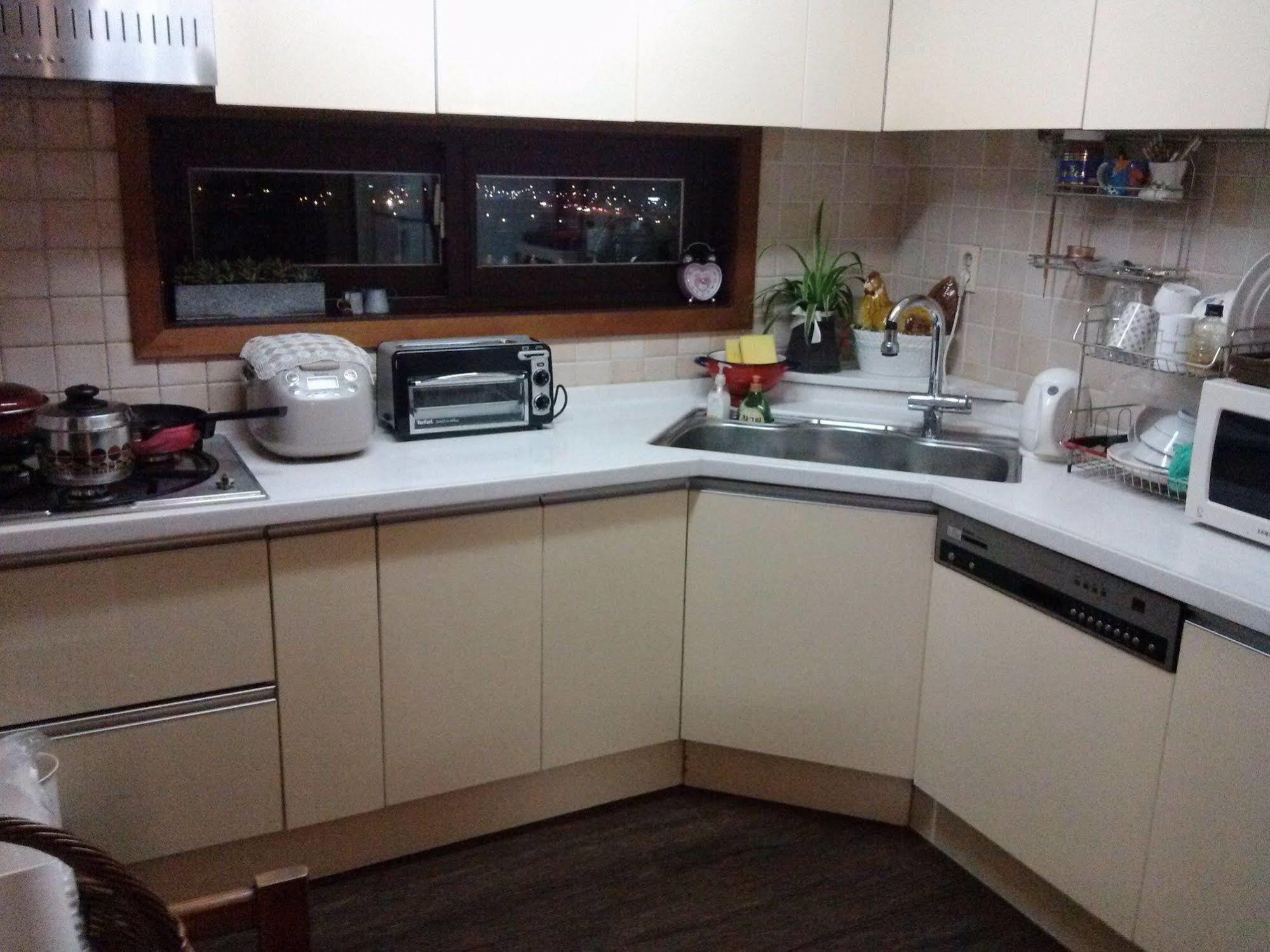סיאול K Star Road Guesthouse - Hostel מראה חיצוני תמונה