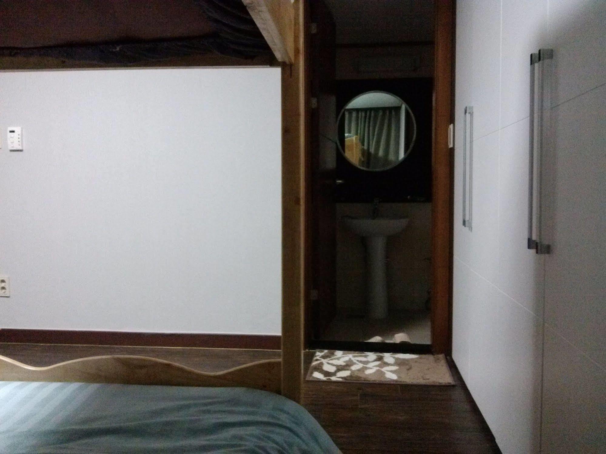 סיאול K Star Road Guesthouse - Hostel מראה חיצוני תמונה