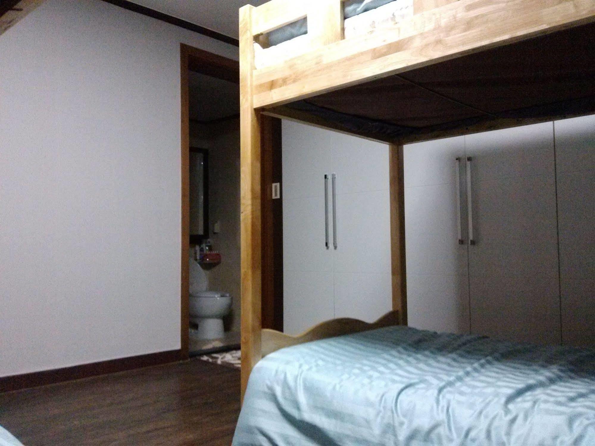 סיאול K Star Road Guesthouse - Hostel מראה חיצוני תמונה