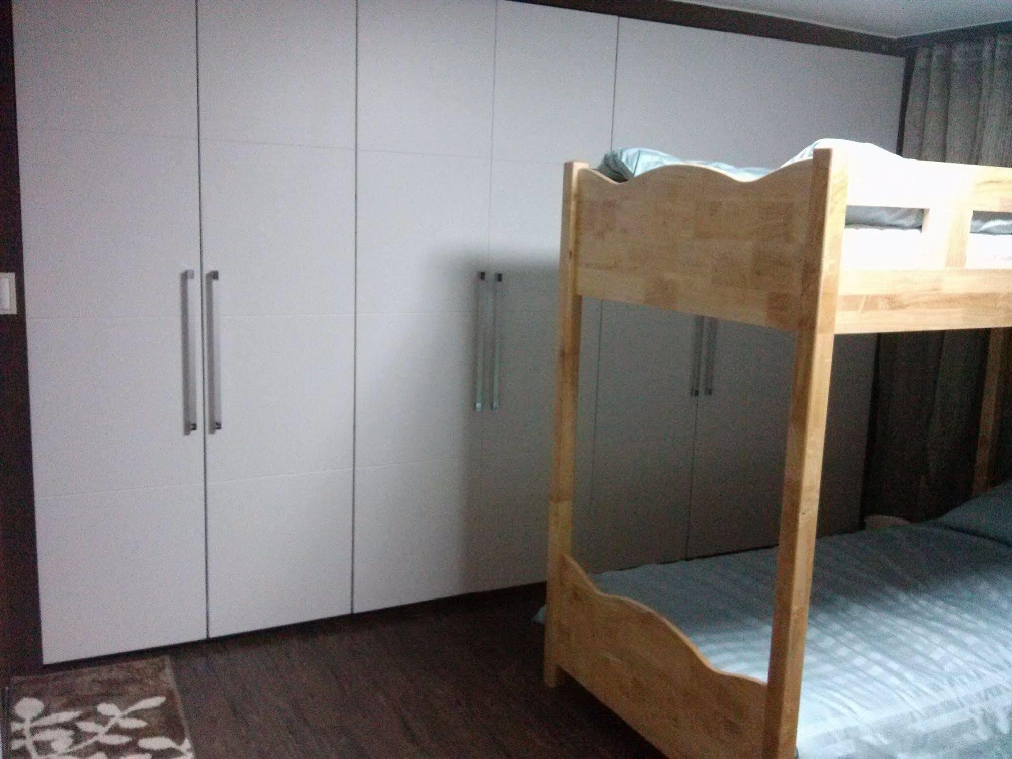 סיאול K Star Road Guesthouse - Hostel מראה חיצוני תמונה